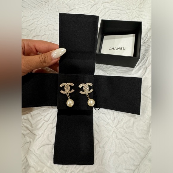 Chanel
CC earrings
worn only once
Gold, Metal - Picture 5 of 8